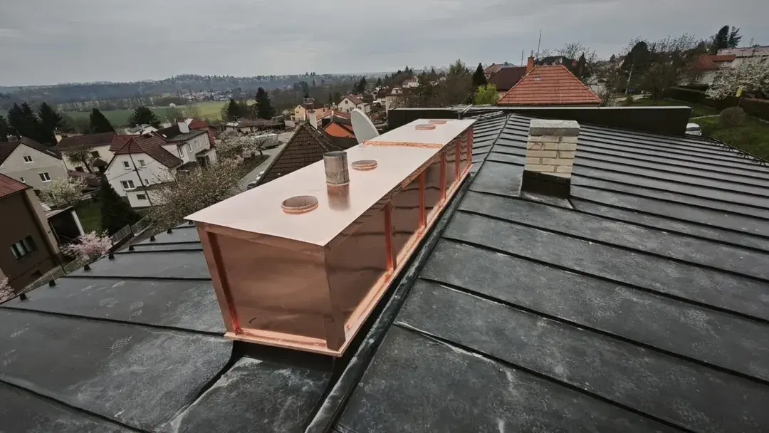 Měděné oplechování střešního detailu